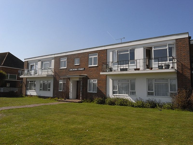 Flat to rent in Marine Crescent, Worthing
